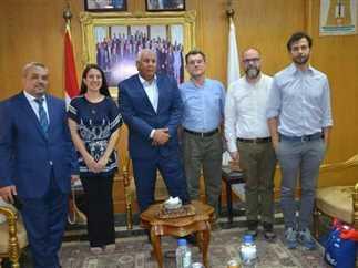 محافظ الوادي الجديد يبحث مع وفد من المستثمرين الإيطاليين التعاون في الاستثمار الزراعي