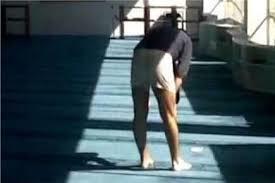 ما الحكم الصلاة بالفانلة الحمالات والشورت؟ الإفتاء توضح