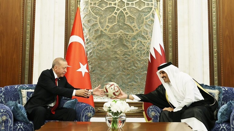 أمير قطر يطلع ضيفه أردوغان على كرة نهائى كأس العالم مع توقيع ميسى