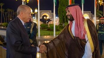   ولي العهد السعودي يستقبل الرئيس التركي في قصر السلام بجدة