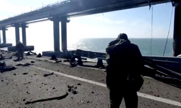 موسكو: استئناف جزئي لحركة المرور على جسر القرم بعد الهجوم الأوكراني