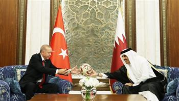   أمير قطر يطلع ضيفه أردوغان على كرة نهائى كأس العالم مع توقيع ميسى