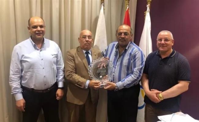اتحاد الكاراتيه يكرم "هشام حطب" لدوره في دعم الاتحادات الرياضية