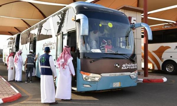 السعودية تبدأ تفويج الحجاج للمدينة المنورة