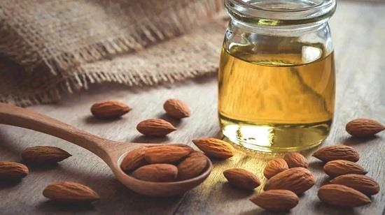  5 فوائد جمالية لاستخدام زيت اللوز المر على البشرة