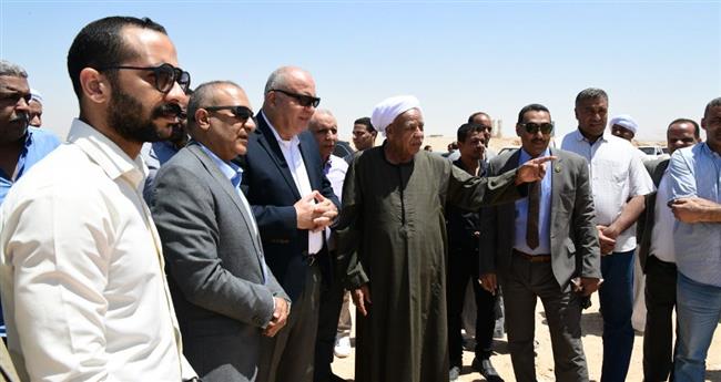 محافظ قنا يتفقد موقع انهيار أحد أحواض الغابة الشجرية بالصالحية