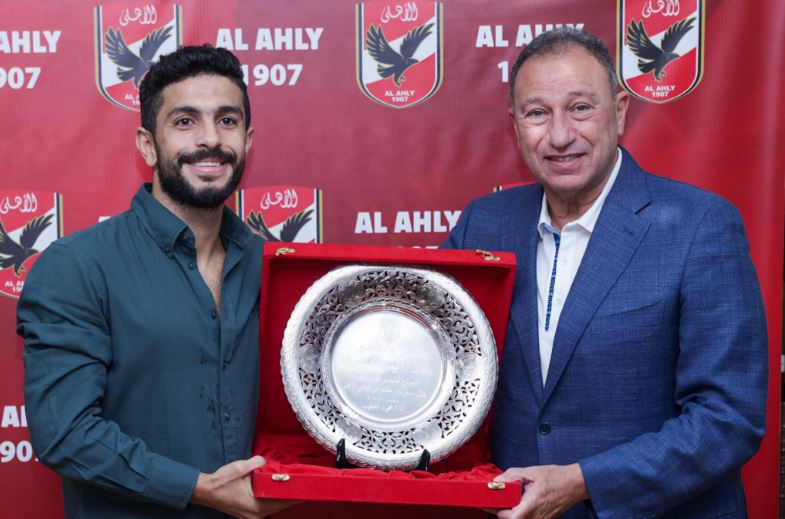 الخطيب يكرم "أيمن أشرف" ابن الأهلي.. ويهديه درعا خاصا