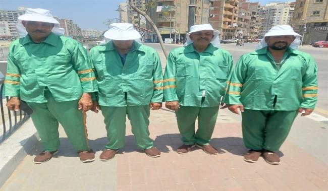 حي ثان طنطا يوزع على عمال النظافة 300 غطاء واقي لأشعة الشمس