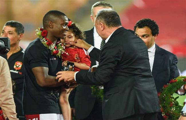 الخطيب يقلد لاعبي الأهلي باقات الورود في احتفالية التتويج بالدوري