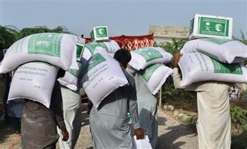   مركز الملك سلمان للإغاثة يوزع سلال غذائية لمتضرري الفيضانات في باكستان