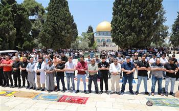  عشرات الآلاف من الفلسطينيين يؤدون صلاة الجمعة في رحاب المسجد الأقصى المبارك