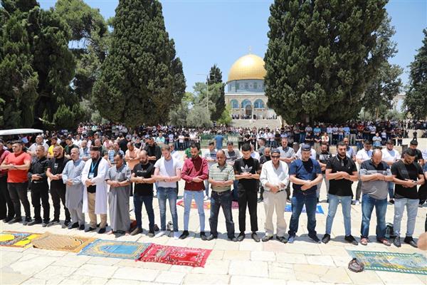عشرات الآلاف من الفلسطينيين يؤدون صلاة الجمعة في رحاب المسجد الأقصى المبارك