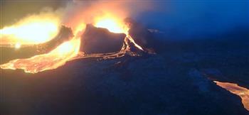   شاهد.. استمرار تدفق حمم بركان شبه جزيرة ريكيانيس في أيسلندا