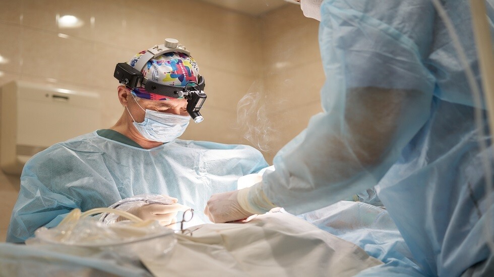 جراحون روس يصنعون أنفا من "التيتانيوم" لمريض بعد فقده بسبب السرطان