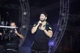 مهرجان العلمين.. تامر حسني يوجه التحية لنجل مؤمن زكريا 