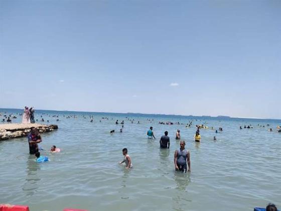  هربا من حرارة الجو.. إقبال كبير على شاطئ الإسماعيلية