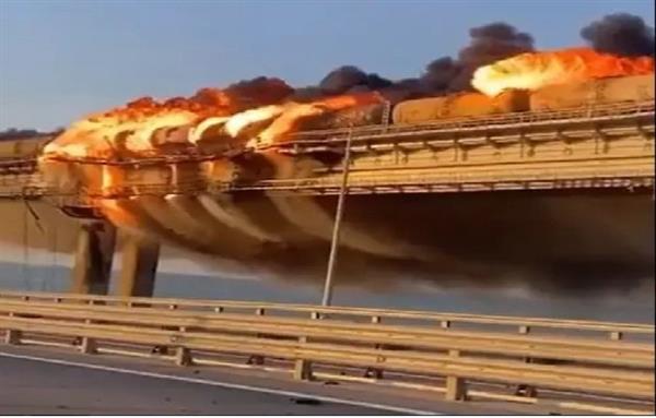 هجوم بطائرات مسيرة على جسر القرم.. وحظر مؤقت للمرور فيه