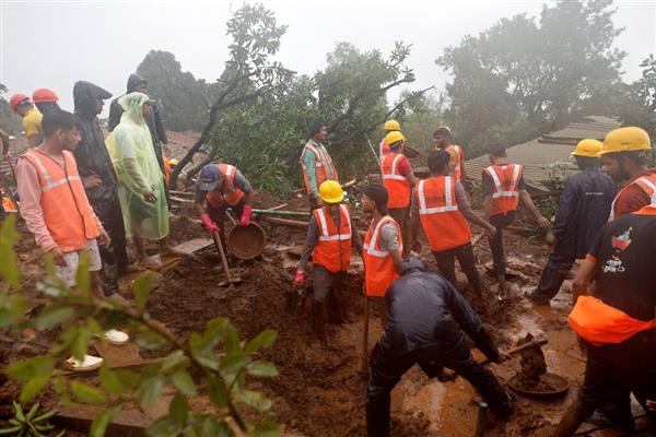 الهند تواصل عمليات البحث والإنقاذ عقب وقوع انهيار أرضي بولاية ماهاراشترا