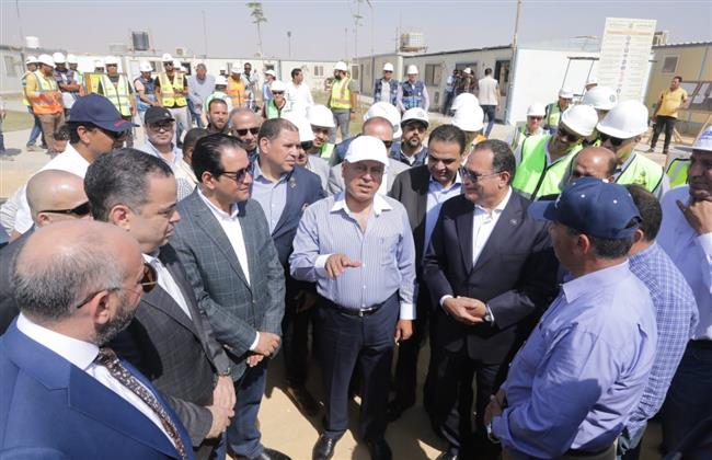 صور.. وزير النقل يتفقد مشروع مونوريل غرب النيل