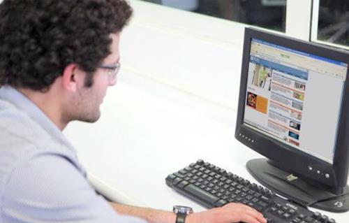 ارتفاع الرسوم الجامعية وصعوبة السفر تدفع الشباب للدراسة عبر الإنترنت