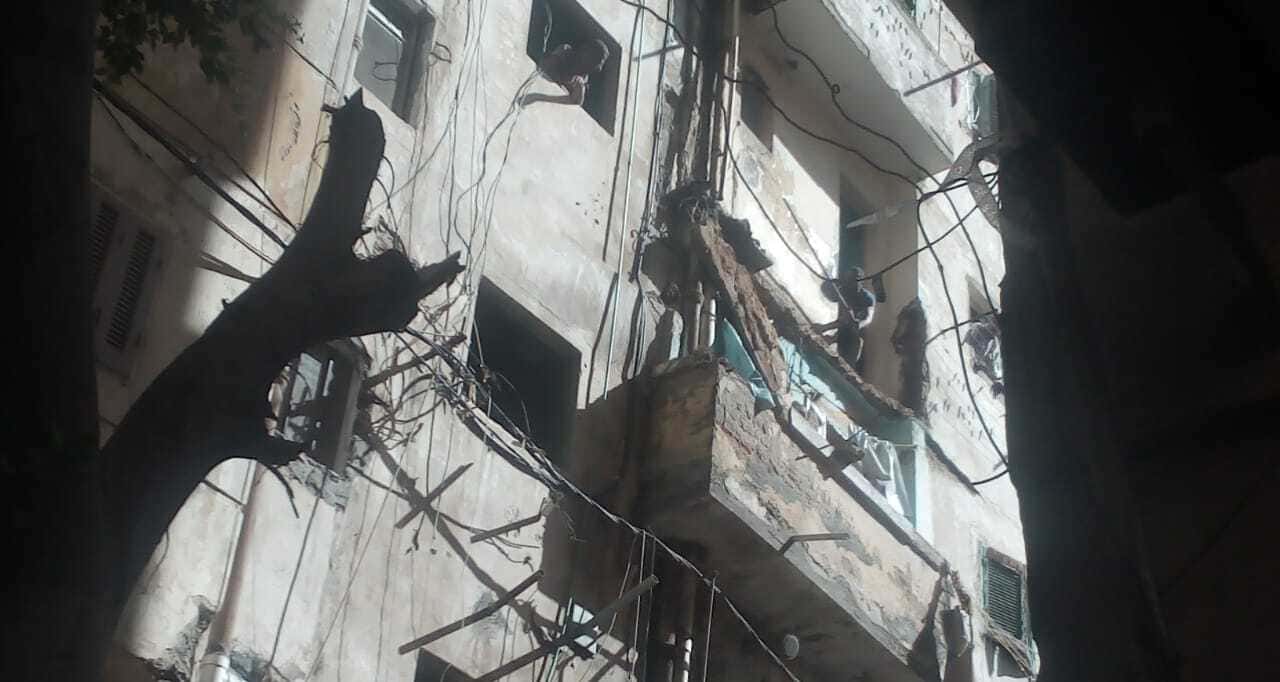 إصابة 3 أشخاص فى انهيار شرفة من عقار بحى جمرك الإسكندرية