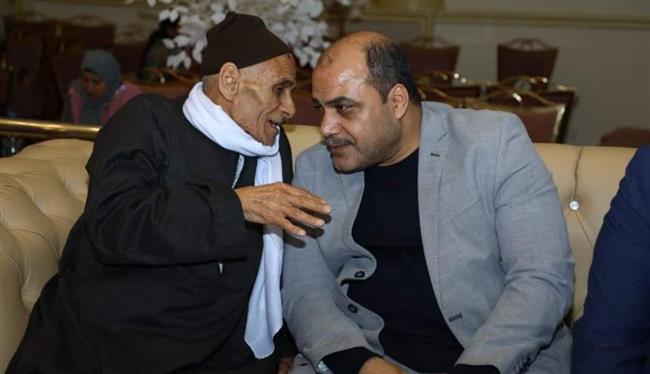 الإعلامي محمد الباز يعلن وفاة والده: "اليوم انكسرت مرآتي"