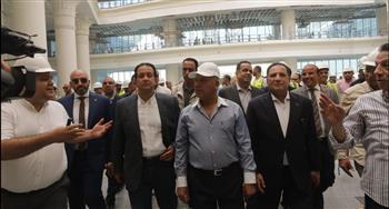 وزير النقل ووفد برلماني يتفقدون محطة سكك حديد صعيد مصر .. صور