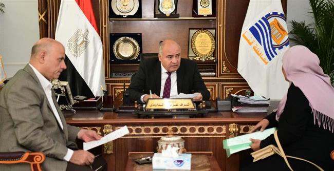 لبحث شكواهم.. محافظ قنا يستأنف استقبال المواطنين بمكتبه 