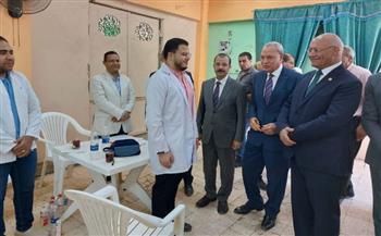 محافظ القليوبية ورئيس جامعة بنها يتفقدان مبادرة " احنا معاك" لرعاية الأسرة المصرية