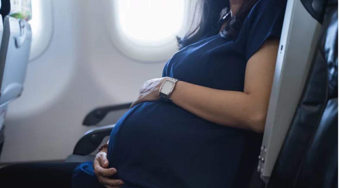 سفر الحامل بالطائرة فى الشهور المختلفة من الحمل.. هل هو آمن؟