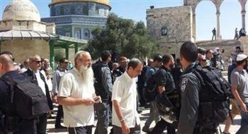  عشرات المستوطنين يقتحمون باحات الأقصى بحماية شرطة الاحتلال الإسرائيلي