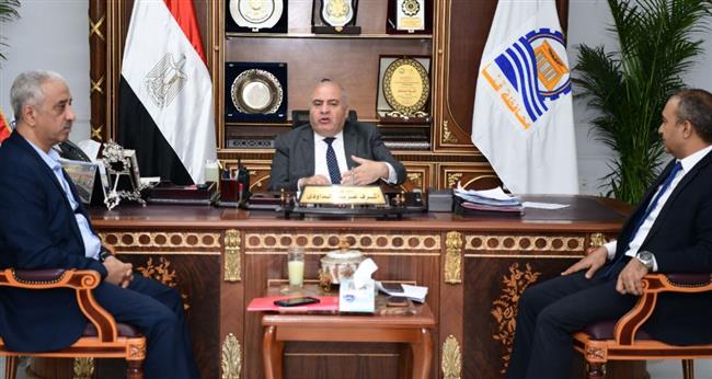 محافظ قنا يتابع الموقف التنفيذي لقانون المحال التجارية 