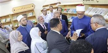 أمين البحوث الإسلامية يتفقد جناح الأزهر بمعرض الإسكندرية للكتاب