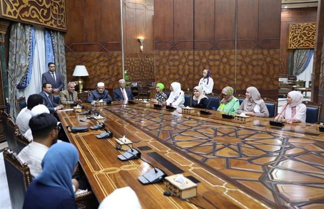الإمام الأكبر يلتقي المتدربين الفرنسيين بمركز الشيخ زايد لتعليم اللغة العربية بالأزهر