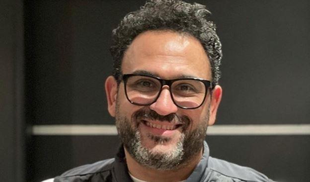 أكرم حسنى يمازح عمرو دياب  "فضيت لك يا هضبة"