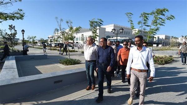 العلمين الجديدة.. رئيس الوزراء يتفقد الممشى السياحي خلف الأبراج السكنية ومشروع الداون تاون