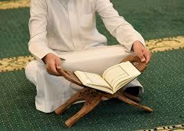   هل يجوز قراءة القرآن الكريم بثياب خفيفة؟