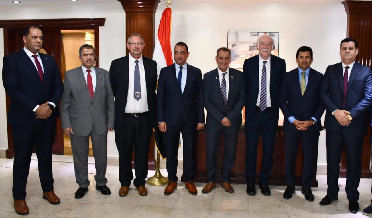 وزير الرياضة يلتقي رئيس الاتحاد الدولي لكرة القدم للمشي لمناقشة سبل نشر اللعبة في مصر