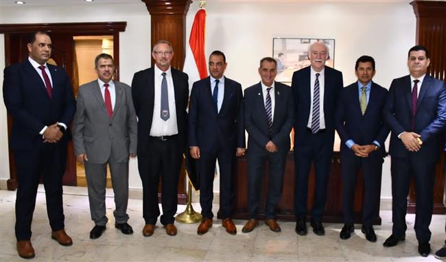وزير الرياضة يلتقي رئيس الاتحاد الدولي لكرة القدم للمشي لمناقشة سبل نشر اللعبة في مصر
