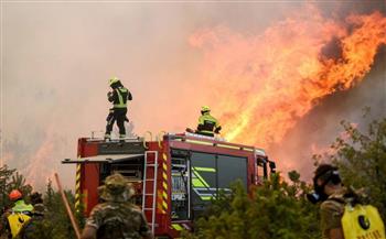   رجال الإطفاء باليونان يكافحون حرائق الغابات واشتعال المزارع