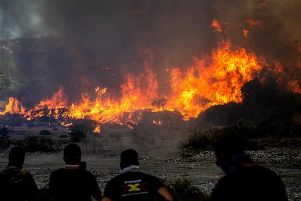 فرق الإطفاء تكافح لإخماد حريق فى جزيرة كرواتية