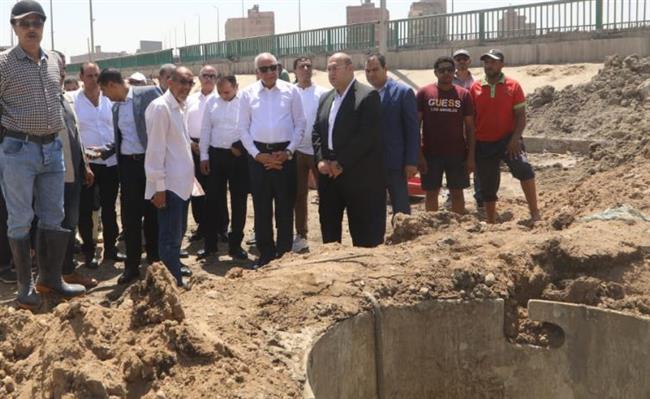 محافظ الجيزة يتفقد أعمال إصلاح كسر بماسورة مياه 1500مم بالطالبية