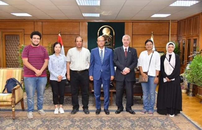 رئيس جامعة أسيوط يلتقي وفدا من طلبة كلية الصيدلة بالهند وكندا والجمعية العلمية