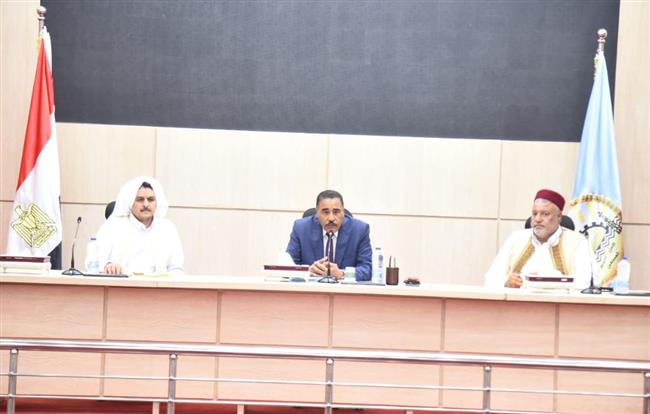 محافظ مطروح يلتقي بمتضرري المول التجاري