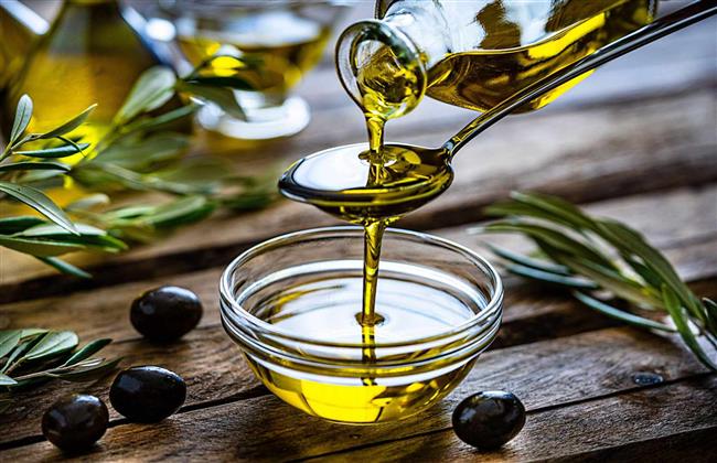 هل إضافة زيت الزيتون في نظامك الغذائي يفيد الصحة؟.. دراسة تجيب 