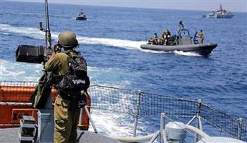   زوارق الاحتلال الإسرائيلي تستهدف مراكب الصيادين الفلسطينيين في بحر غزة
