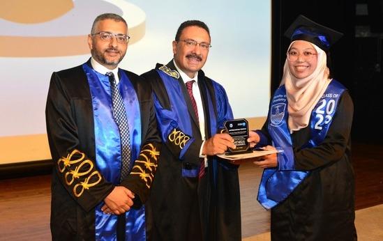 كلية طب الأسنان جامعة الإسكندرية تحتفل بتخريج 880 طالب مصري ووافد