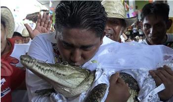    في حفل تقليدي.. مسئول مكسيكي يتزوج "أنثى تمساح"