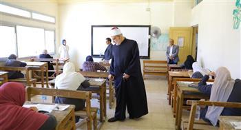 وكيل الأزهر يتفقد لجان امتحانات الثانوية الأزهرية في مادة الفيزياء