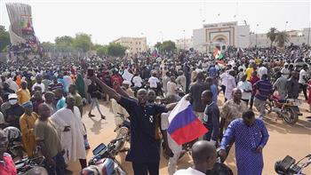   «تحيا روسيا» و«لتسقط فرنسا».. الآلاف يتظاهرون أمام السفارة الفرنسية لدى النيجر